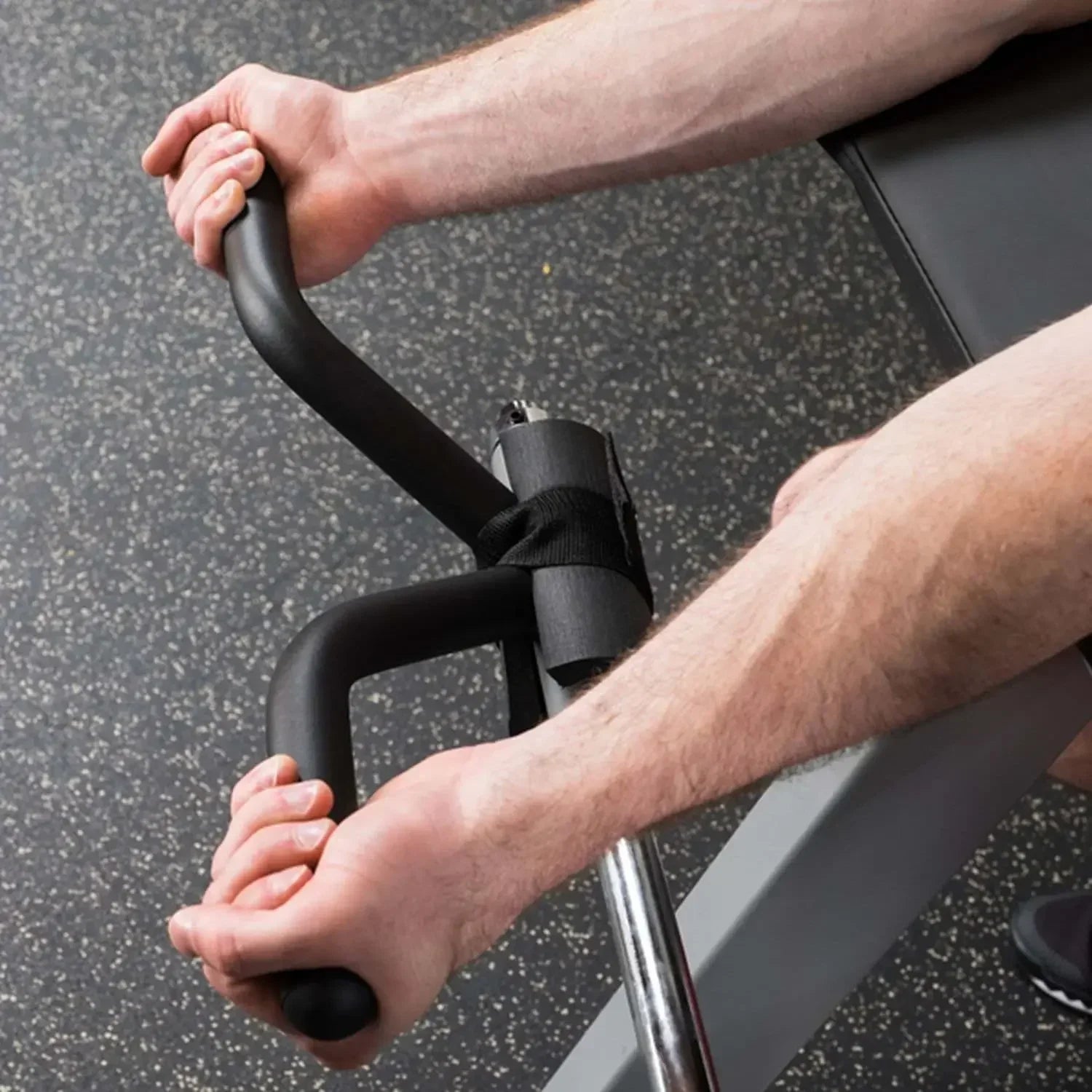 Mann trainiert mit Kraftstation im Fitnessstudio – ideales Equipment für Homegym & Studio