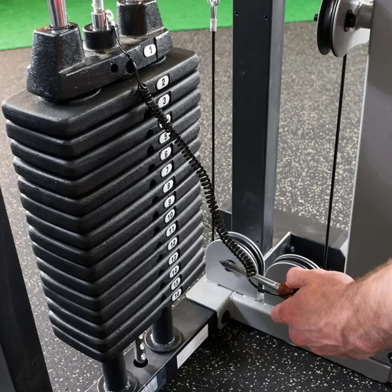 Kraftstation mit Gewichtsstack und Pin-Verriegelung für individuelles Training