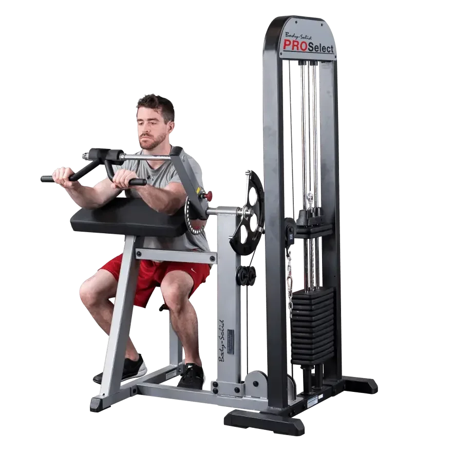 Mann trainiert mit Body-Solid PROSelect Kraftstation für Homegym und Studio
