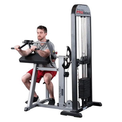 Mann trainiert mit Body-Solid PROSelect Kraftstation für Homegym und Studio