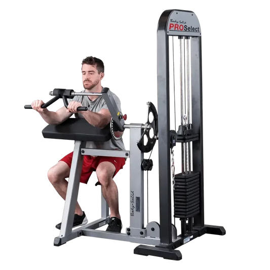 Mann trainiert mit Body-Solid PROSelect Kraftstation für Homegym und Studio