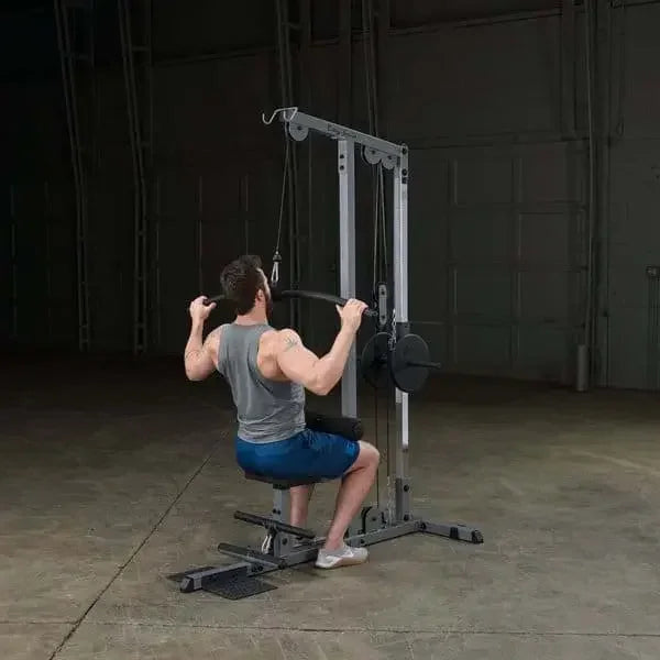 Mann trainiert mit Kraftstation im Homegym, ideal für Fitness und Kraftsport