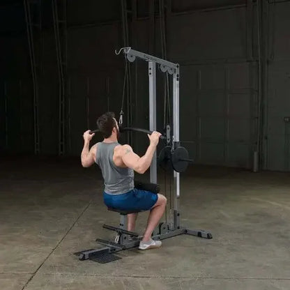 Mann trainiert mit Kraftstation im Homegym, ideal für Fitness und Kraftsport