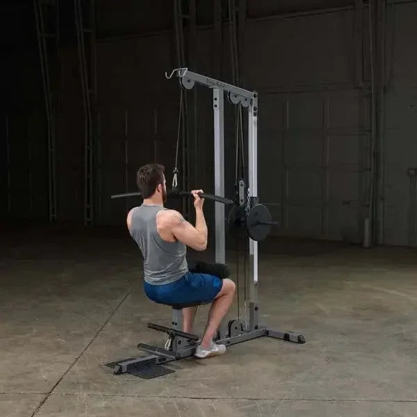 Mann trainiert an Kraftstation mit Kabelzug im Homegym – Fitness-Kraftgeräte für effektives Training