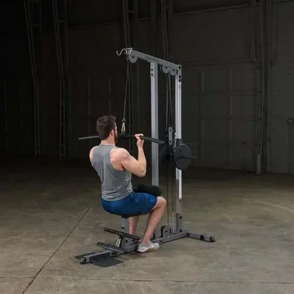 Mann trainiert an Kraftstation mit Kabelzug im Homegym – Fitness-Kraftgeräte für effektives Training