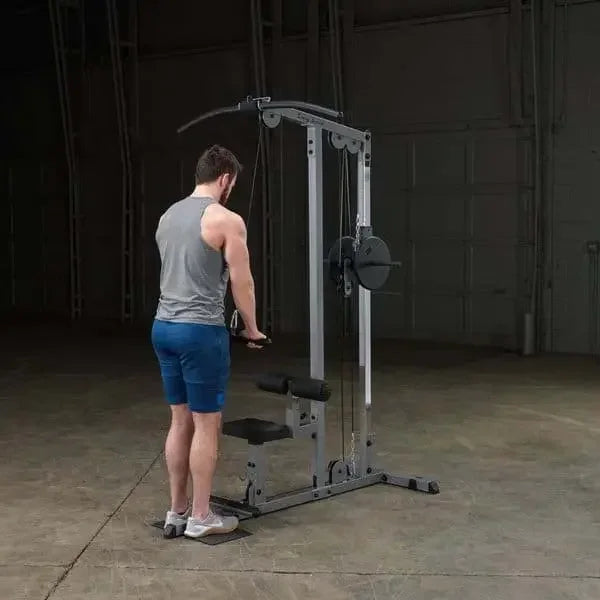 Mann trainiert an Kraftstation mit Kabelzug im Homegym – Fitness-Kraftgeräte für effektives Training