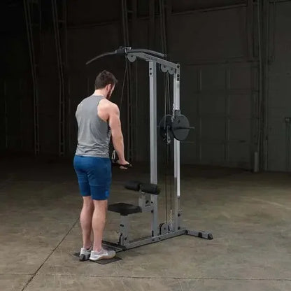 Mann trainiert an Kraftstation mit Kabelzug im Homegym – Fitness-Kraftgeräte für effektives Training