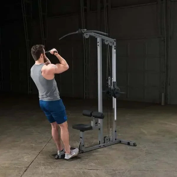 Mann trainiert mit Kraftstation im Homegym – ideale Fitness-Kraftgeräte für effektives Training