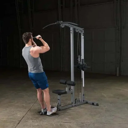 Mann trainiert mit Kraftstation im Homegym – ideale Fitness-Kraftgeräte für effektives Training