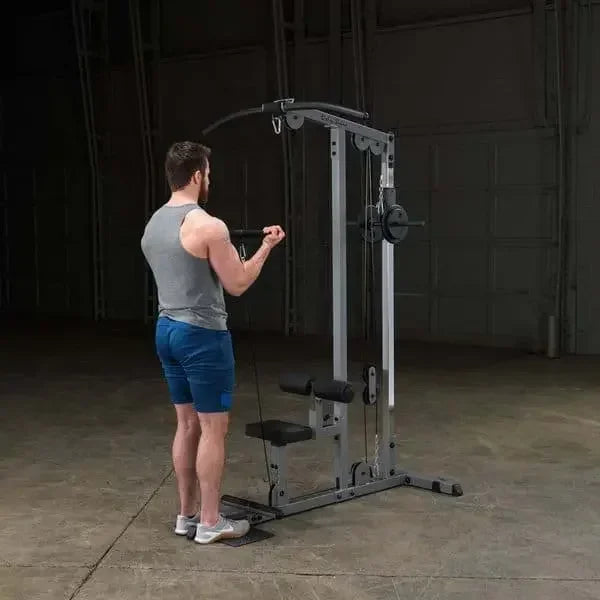 Mann trainiert an Kraftstation mit Seilzug im Homegym – Fitness-Kraftgerät für effektives Training