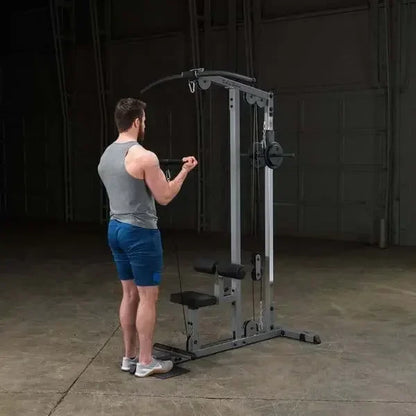 Mann trainiert an Kraftstation mit Seilzug im Homegym – Fitness-Kraftgerät für effektives Training