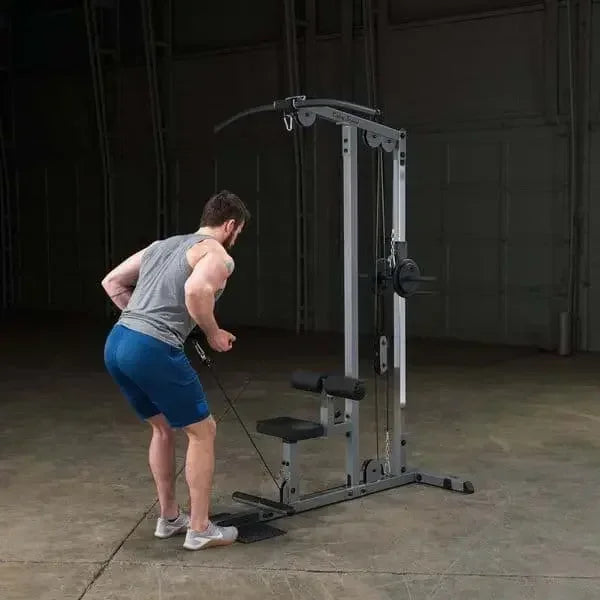Mann trainiert mit Kraftstation im Homegym – ideales Fitness-Kraftgerät für effektives Training