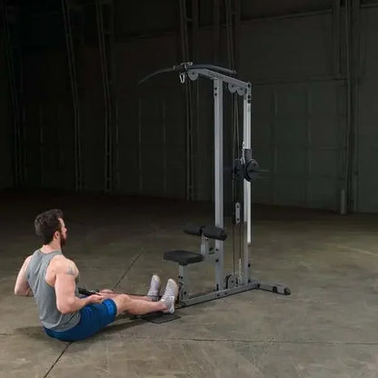 Mann trainiert mit Kraftstation im Homegym – ideales Fitness-Kraftgerät für Kraftsport & Training