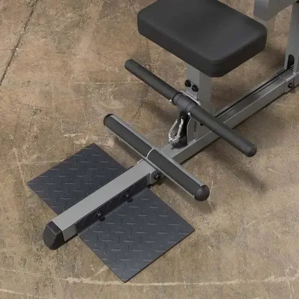 Kraftstation mit gepolstertem Sitz und Fußstützen für Homegym-Training