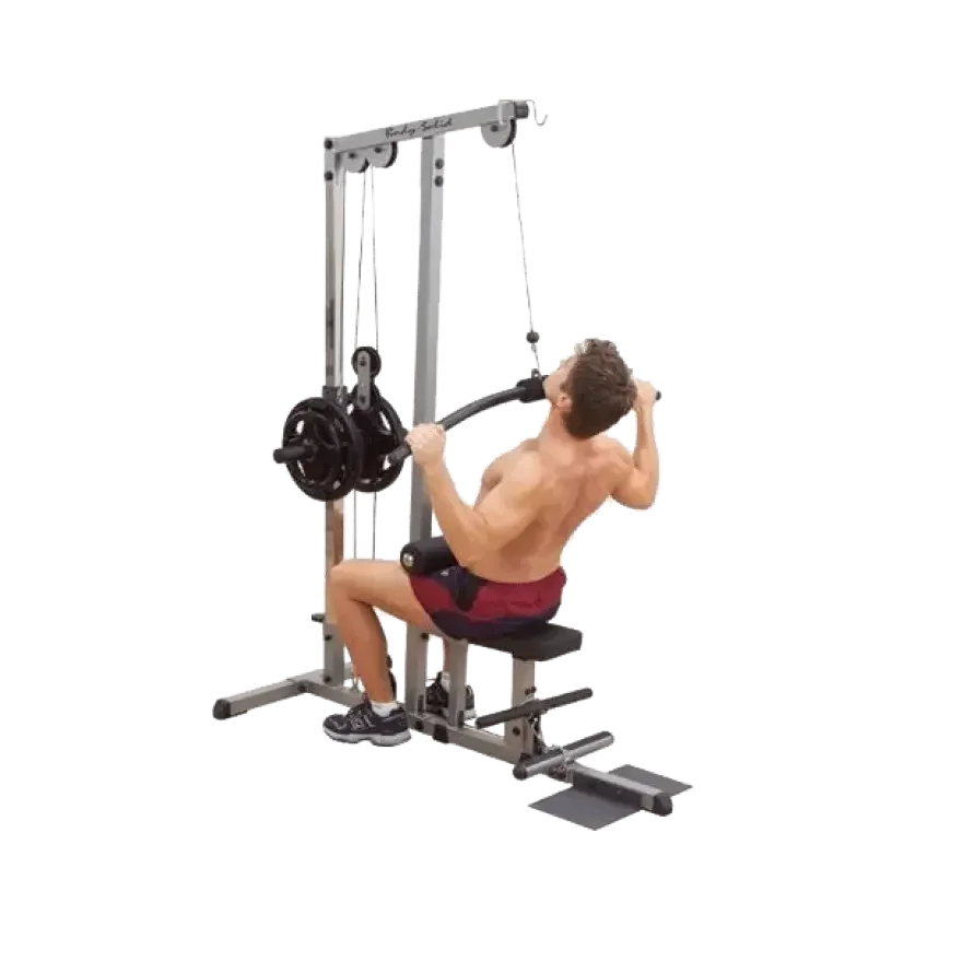 Mann trainiert an Kraftstation mit Latzug, ideal für Homegym und Studio-Training