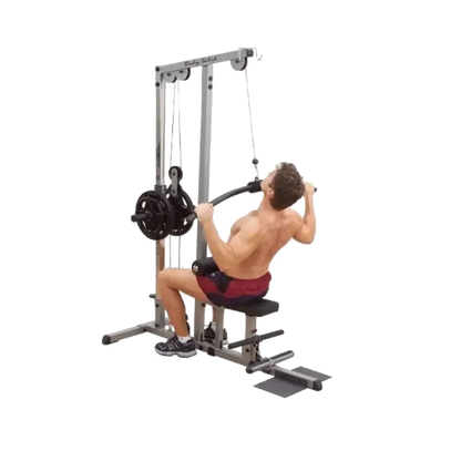 Mann trainiert an Kraftstation mit Latzug, ideal für Homegym und Studio-Training