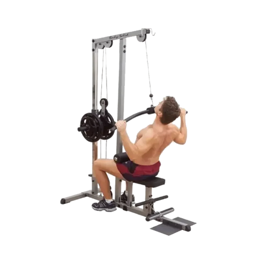 Mann trainiert an Kraftstation mit Latzug, ideal für Homegym und Studio-Training
