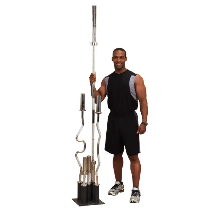 Muskulöser Mann mit Langhantel und Kurzhanteln für Krafttraining im Homegym