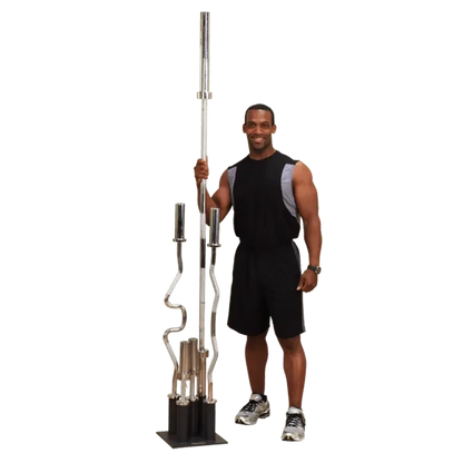 Muskulöser Mann mit Langhantel und Kurzhanteln für Krafttraining im Homegym