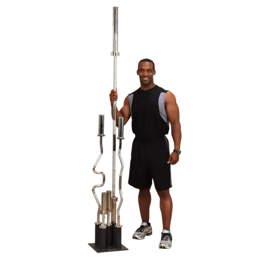 Muskulöser Mann mit Langhantel und Kurzhanteln für Krafttraining im Homegym