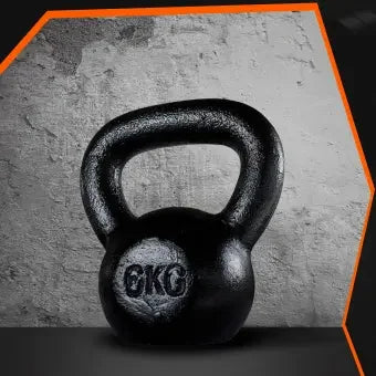 Schwarzer 6kg Kettlebell für Krafttraining vor Betonwand, ideal für Homegym & Fitnessstudio