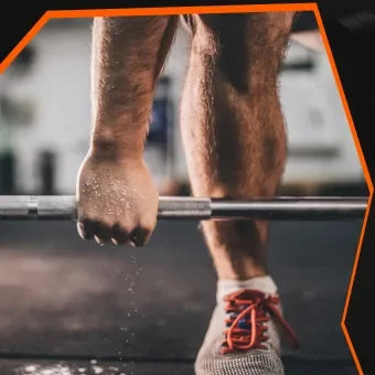 Muskulöse Beine und Hände greifen Hantelstange – Krafttraining im Fitnessstudio