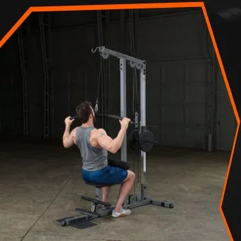 Mann trainiert an Kraftstation mit Kabelzug im Homegym – Fitness-Kraftgeräte für effektives Training