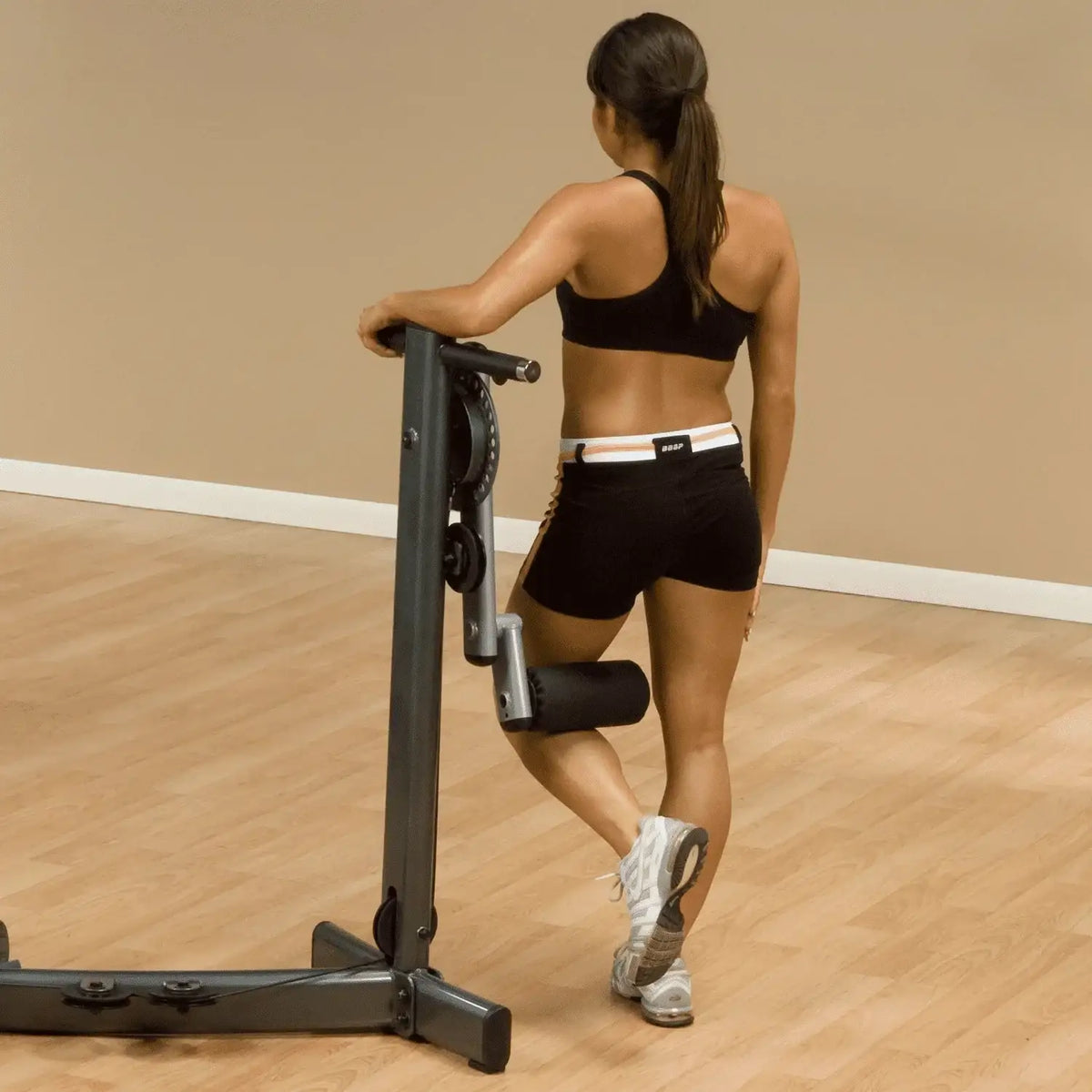 Body Solid FMH Multi-Hip-Station Übungsausführung Kickback
