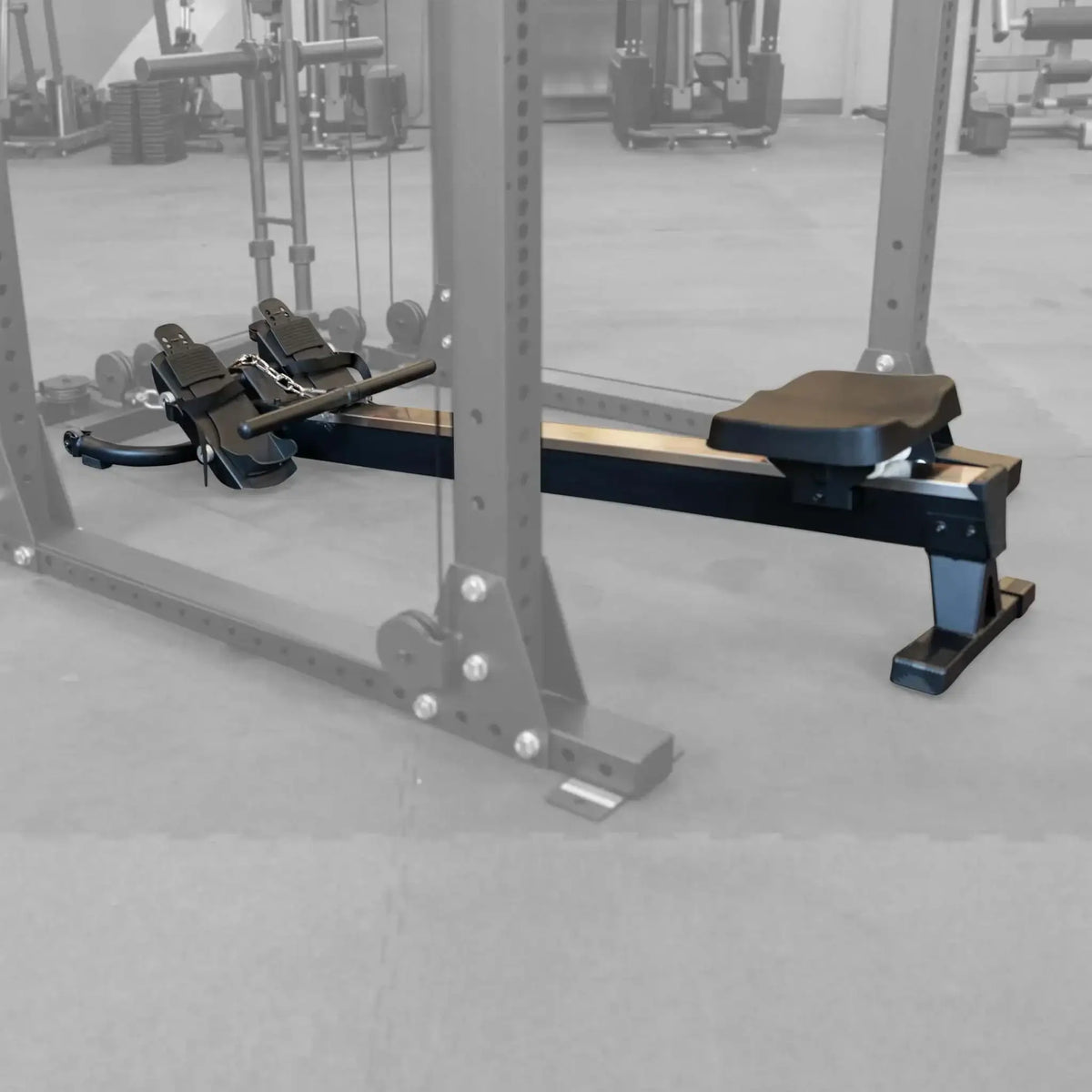 Body-Solid G-ROW Rudersitz montiert an Kabelzugstation