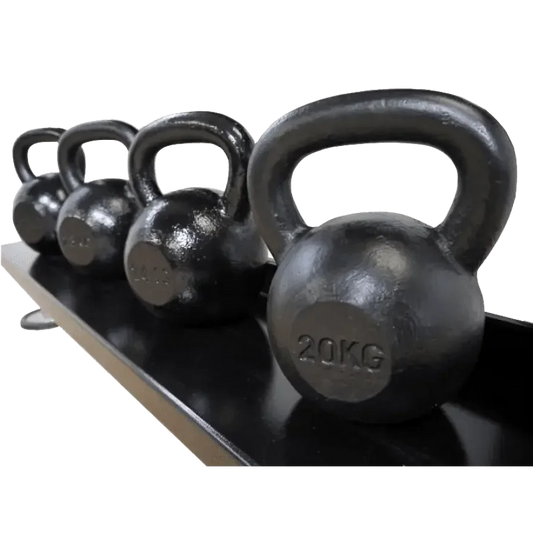20kg Kettlebell und weitere Gewichte auf Ablage, ideal für Krafttraining und Fitness im Homegym