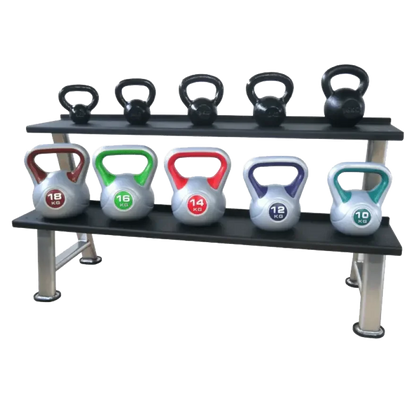 Kettlebell-Set mit Gewichten von 10 bis 18 kg auf Ablagegestell für Homegym & Fitnessstudio