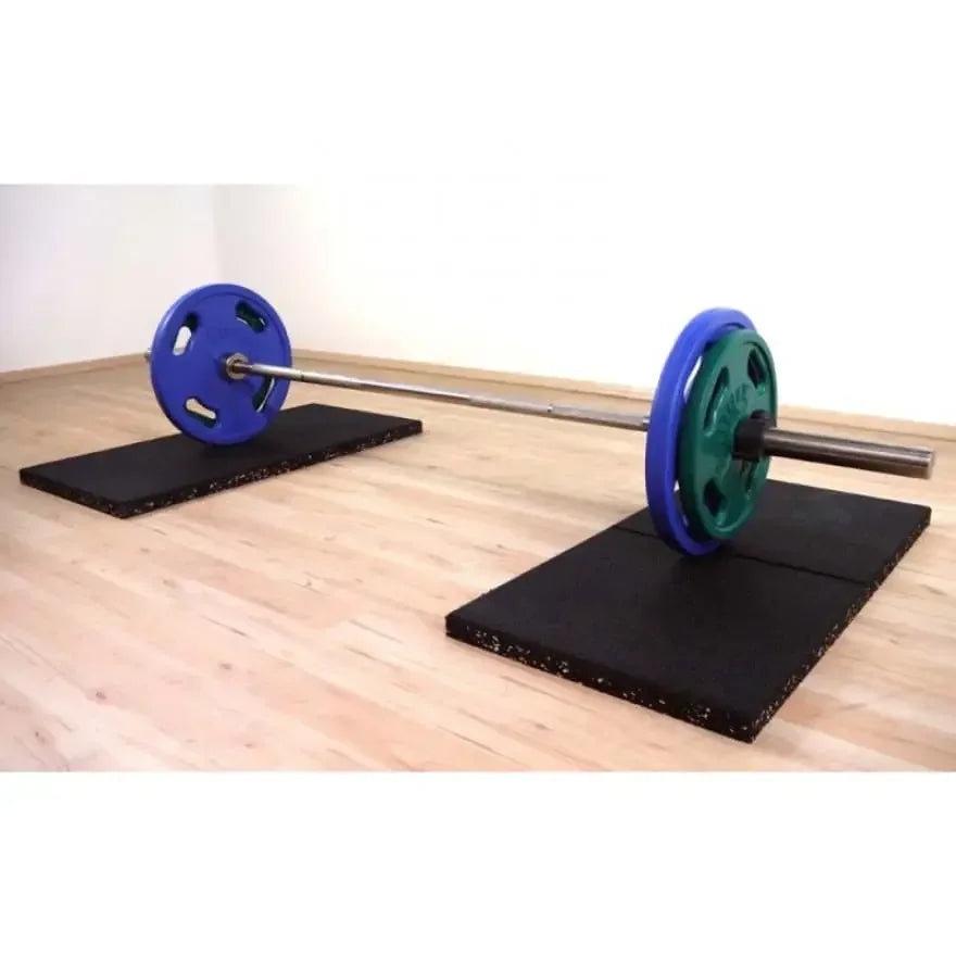 Langhantel mit blauen und grünen Gewichten auf schwarzen Bodenschutzmatte für Homegym Training