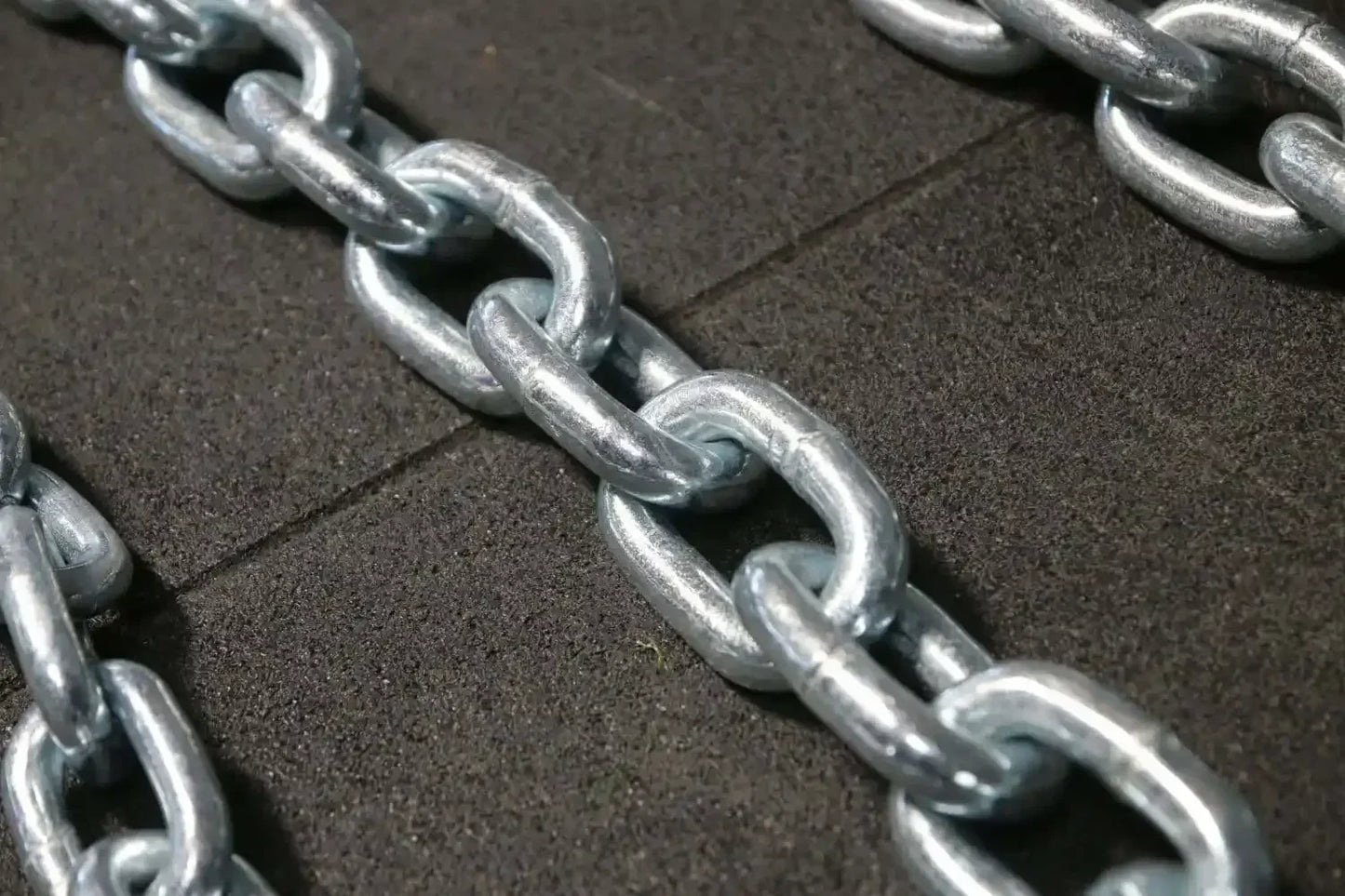 Robuste Stahlkette für Krafttraining auf Fitnessboden, ideal für Homegym & Studio