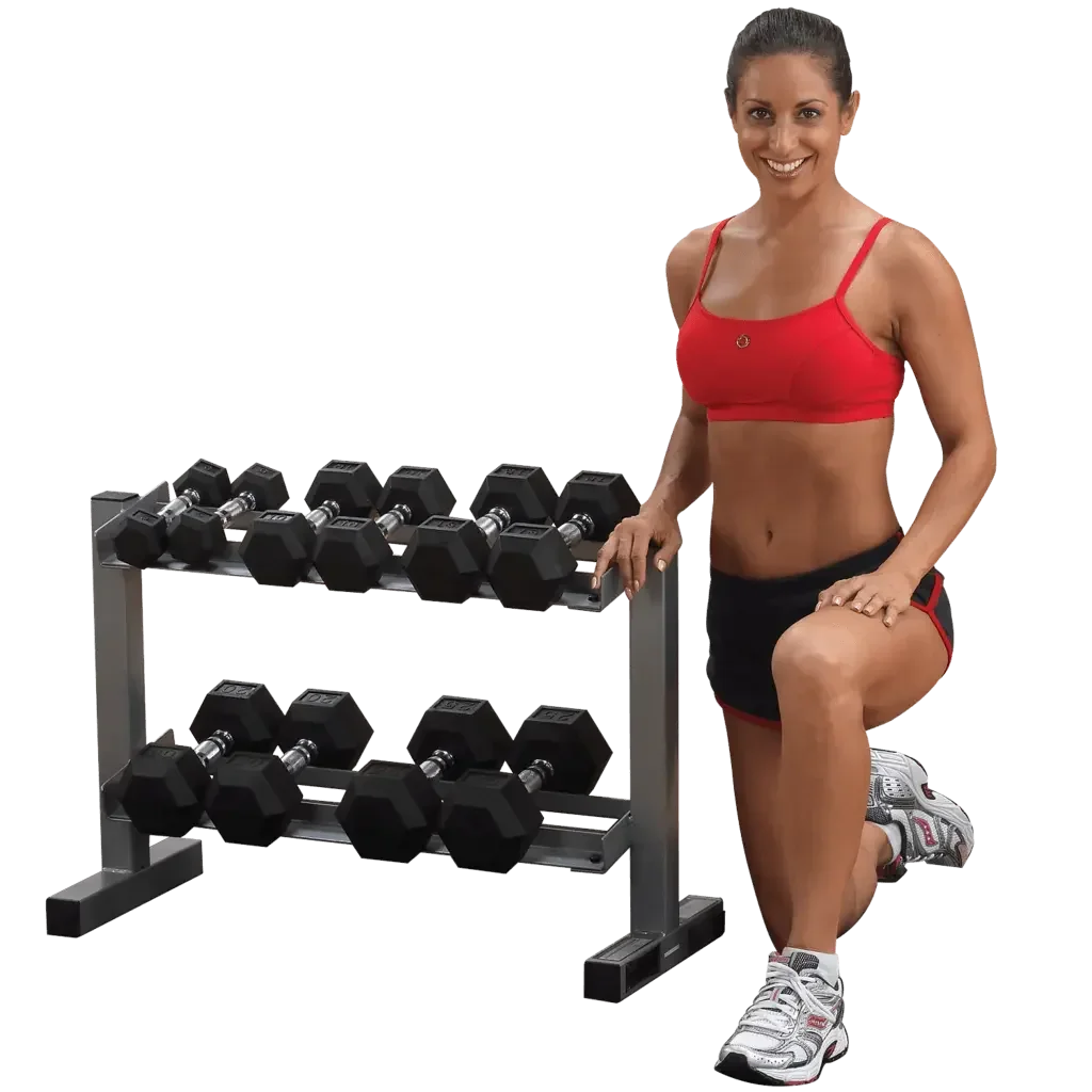 Frau neben Hantelständer mit Hexagon-Hanteln für Homegym & Fitness-Training