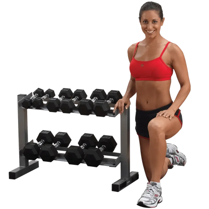 Frau neben Hantelständer mit Hexagon-Hanteln für Homegym & Fitness-Training