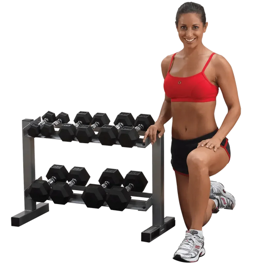 Frau neben Hantelständer mit Hexagon-Hanteln für Homegym & Fitness-Training