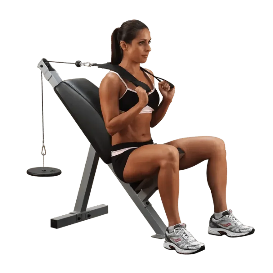 Frau trainiert mit Kabelzug an Fitnessbank – ideal für Homegym & Kraftsport