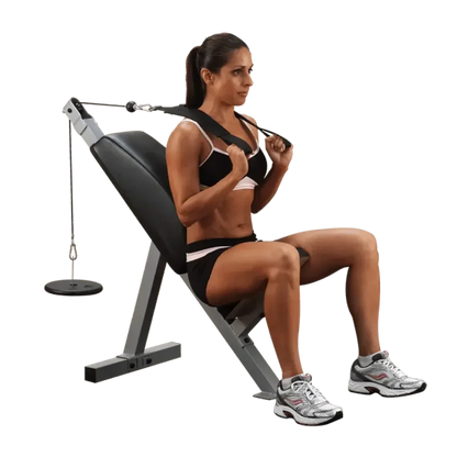 Frau trainiert mit Kabelzug an Fitnessbank – ideal für Homegym & Kraftsport