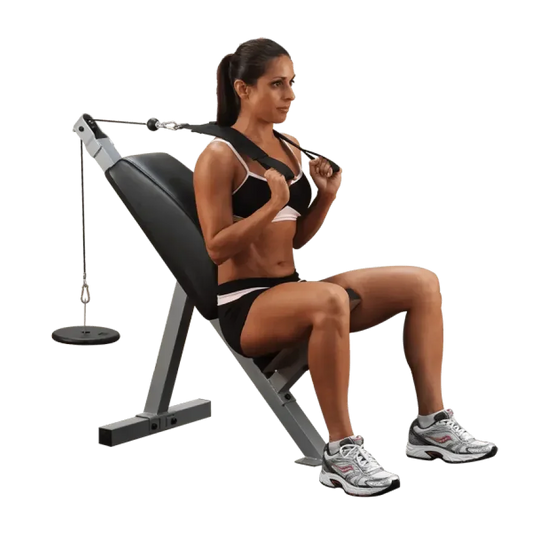 Frau trainiert mit Kabelzug an Fitnessbank – ideal für Homegym & Kraftsport
