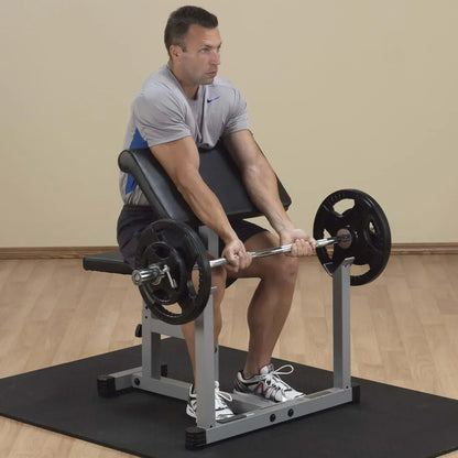 Mann trainiert mit Langhantel auf Hantelbank im Homegym – Kraftsport & Fitness Equipment