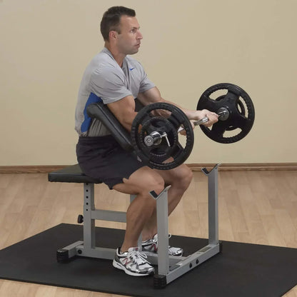 Mann trainiert mit Langhantel auf Hantelbank im Homegym – Kraftsport & Fitness Equipment