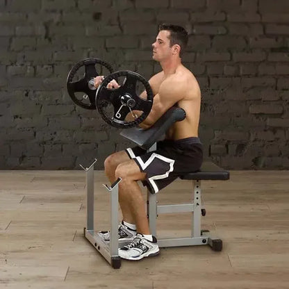 Mann trainiert mit Hantelbank und Langhantel im Homegym – Kraftsport Equipment für effektives Training