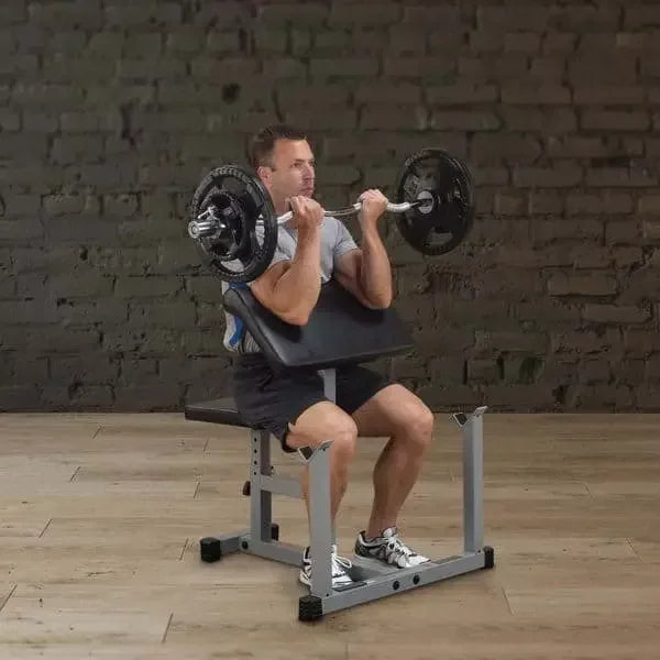 Mann trainiert mit Langhantel auf Hantelbank im Homegym – Kraftsport & Fitness Equipment