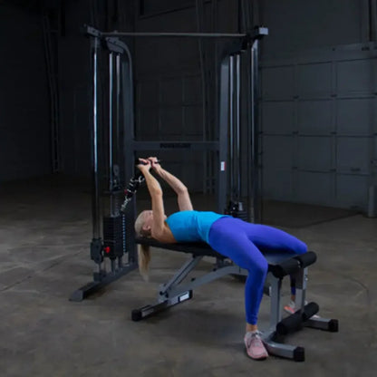 Frau trainiert an Kraftstation mit Hantelbank im Homegym – Fitness-Kraftgeräte für effektives Training