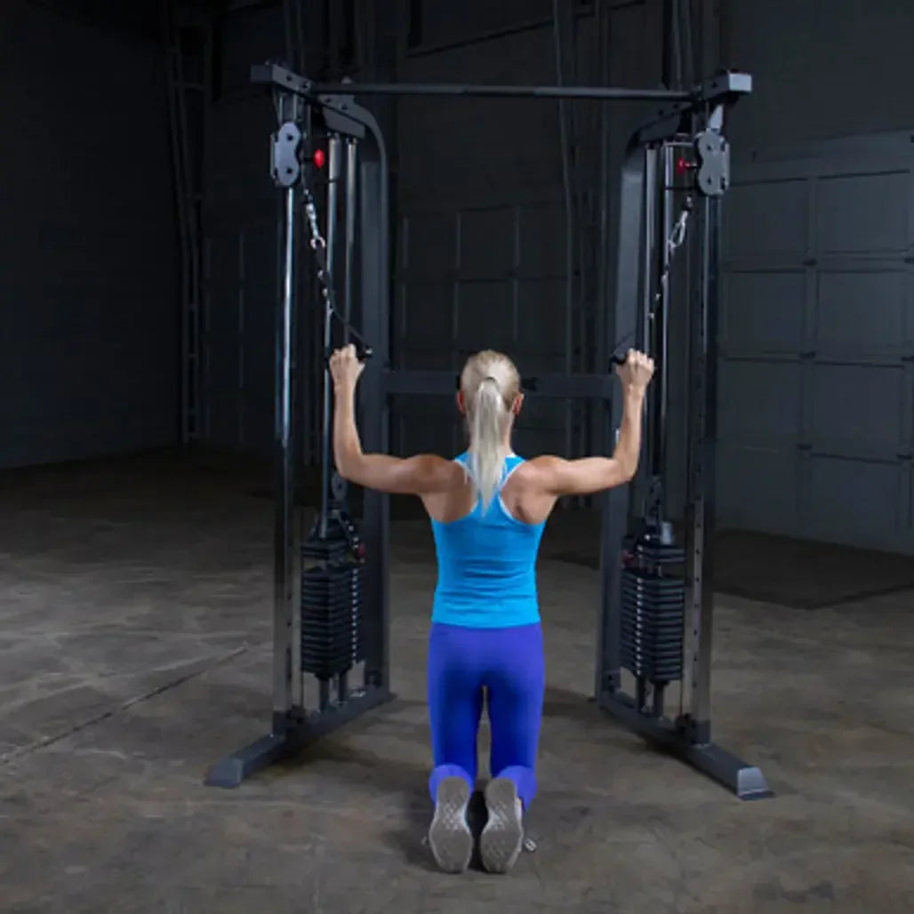 Frau trainiert Rücken mit Kabelzugstation im Homegym – Kraftsport Equipment für effektives Training