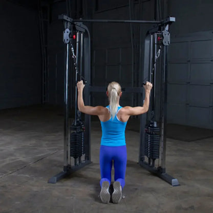 Frau trainiert Rücken mit Kabelzugstation im Homegym – Kraftsport Equipment für effektives Training