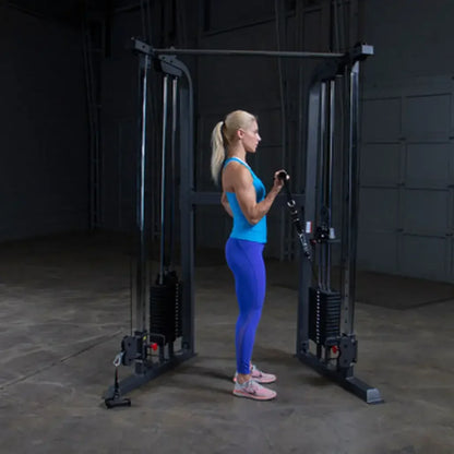 Frau trainiert an Kraftstation mit Seilzug im Homegym – Fitness-Kraftgeräte für effektives Training