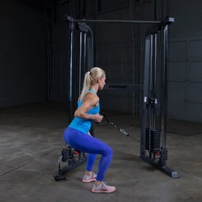 Frau trainiert an Kraftstation mit Seilzug – Fitness-Kraftgeräte für Homegym & Studio