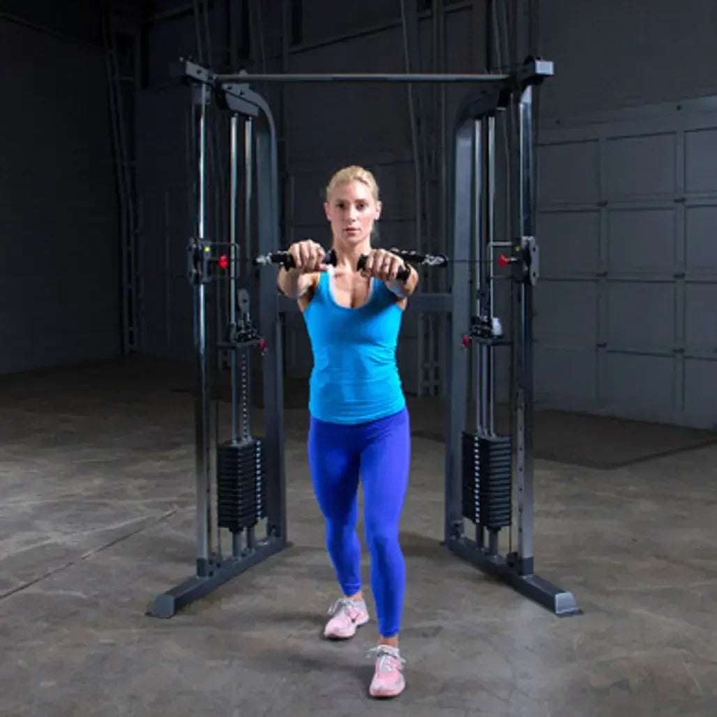 Frau trainiert an Kraftstation mit Seilzug im Homegym – Fitness-Kraftgeräte für effektives Training