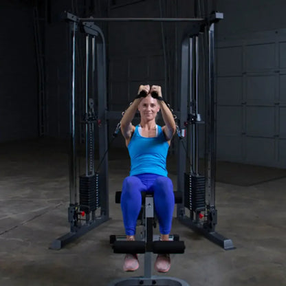 Frau trainiert an Kraftstation mit Seilzug im Homegym – Fitness & Kraftsport Equipment